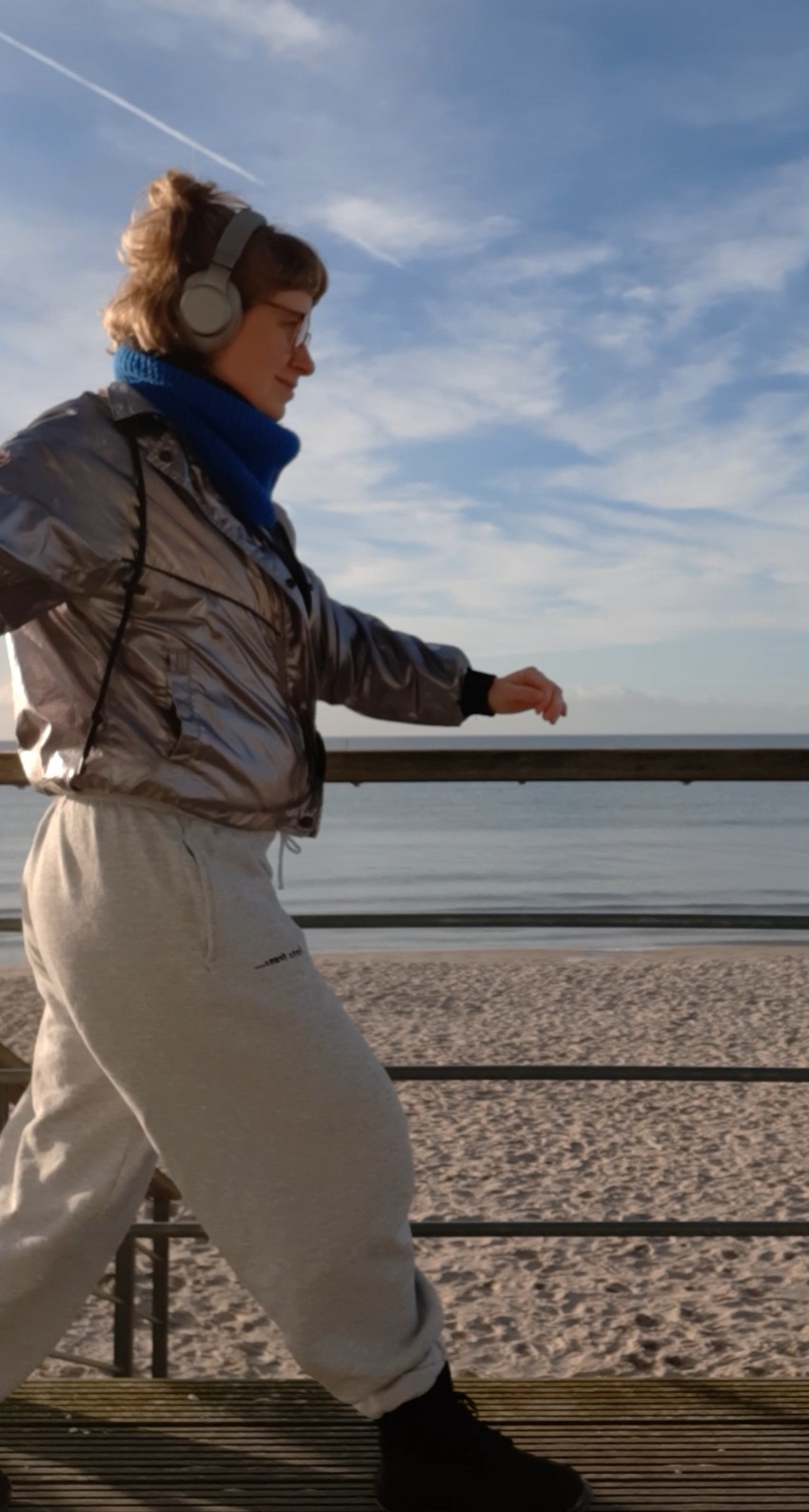 Frau geht über einen Stag am Meer